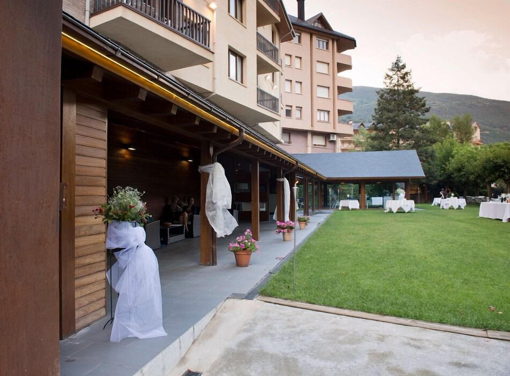 Hotel Restaurant Pessets & Spa Сорт Екстериор снимка