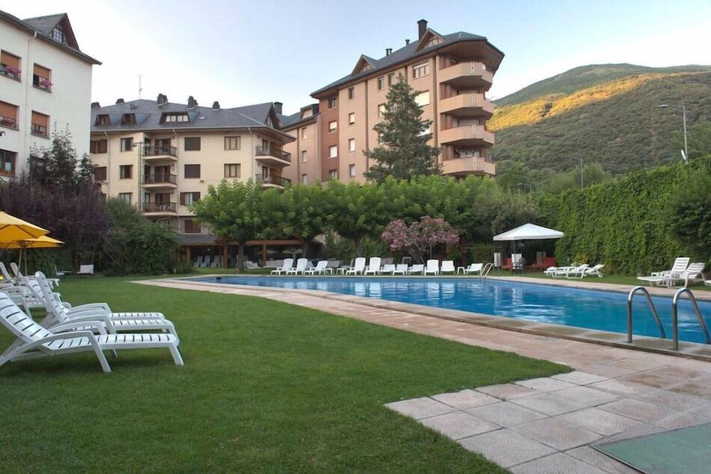 Hotel Restaurant Pessets & Spa Сорт Екстериор снимка